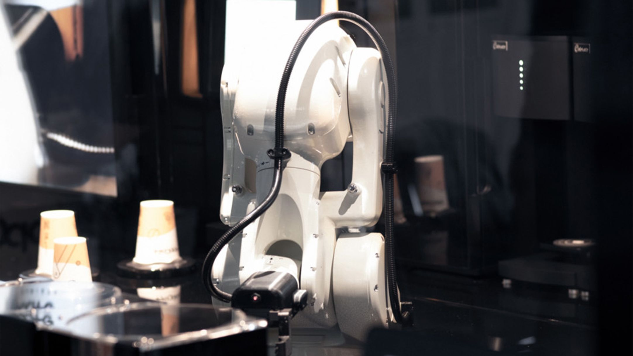 wmf-pcm_Innovations_cm_table_roboter-cafes_72ppi_16-9_1920x1080_final