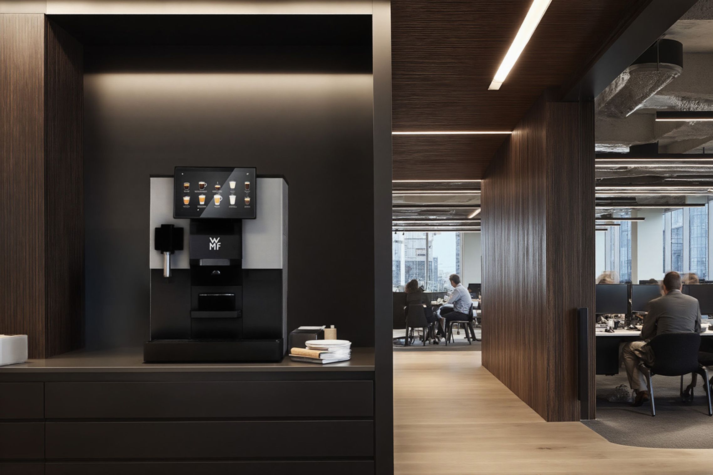 WMF Peak 50 Vollautomatische Kaffeemaschine in einem mittelgroßen Büro