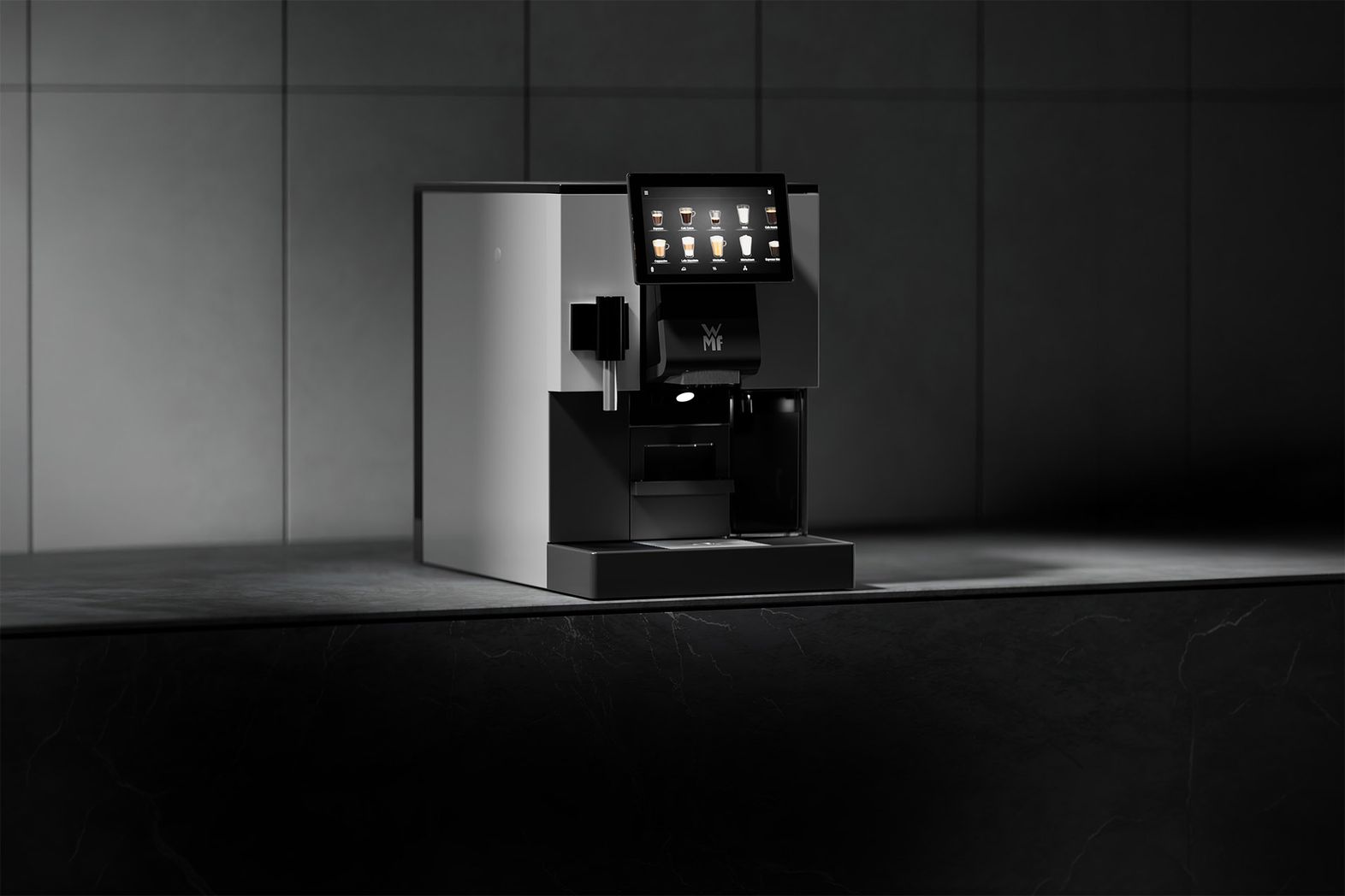 Kaffeevollautomat WMF Peak 50 auf einer dunklen Theke